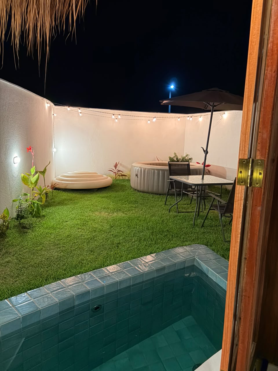 Área externa do Bangalô 03 com piscina e SPA